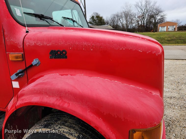 image for item KT9516 2000 International 4900  delivery truck