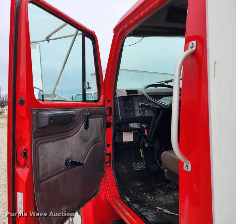 image for item KT9516 2000 International 4900  delivery truck