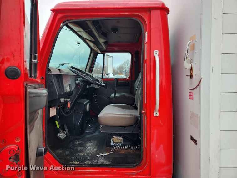 image for item KT9516 2000 International 4900  delivery truck