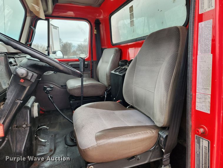 image for item KT9516 2000 International 4900  delivery truck