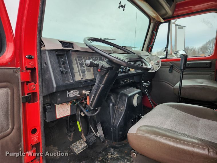 image for item KT9516 2000 International 4900  delivery truck