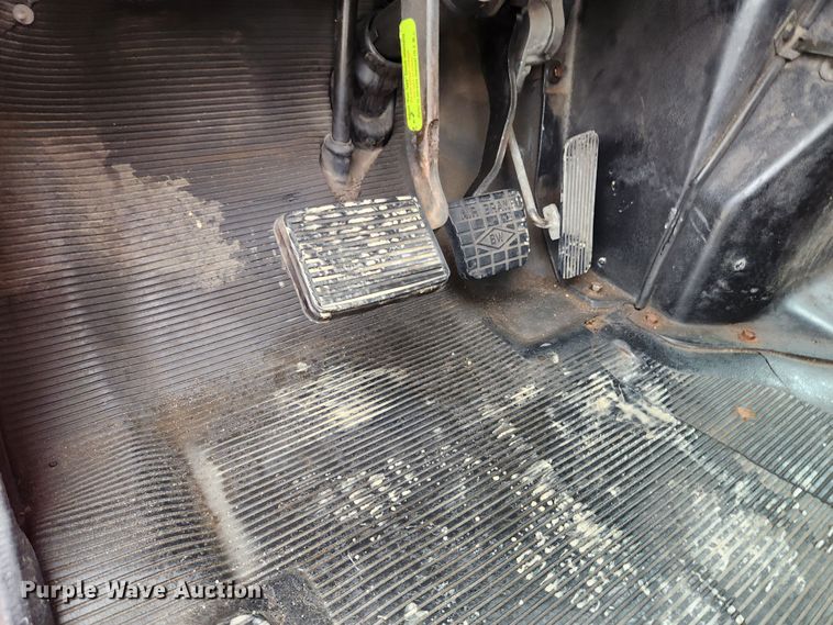 image for item KT9516 2000 International 4900  delivery truck