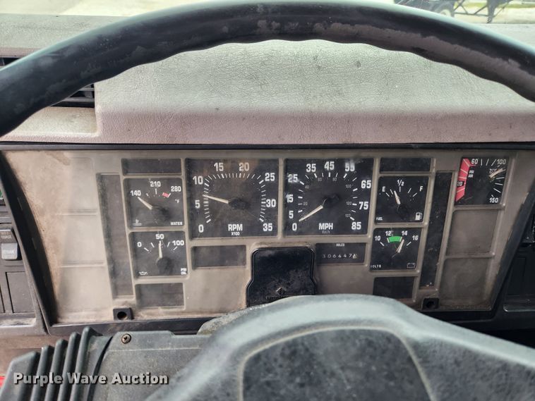 image for item KT9516 2000 International 4900  delivery truck