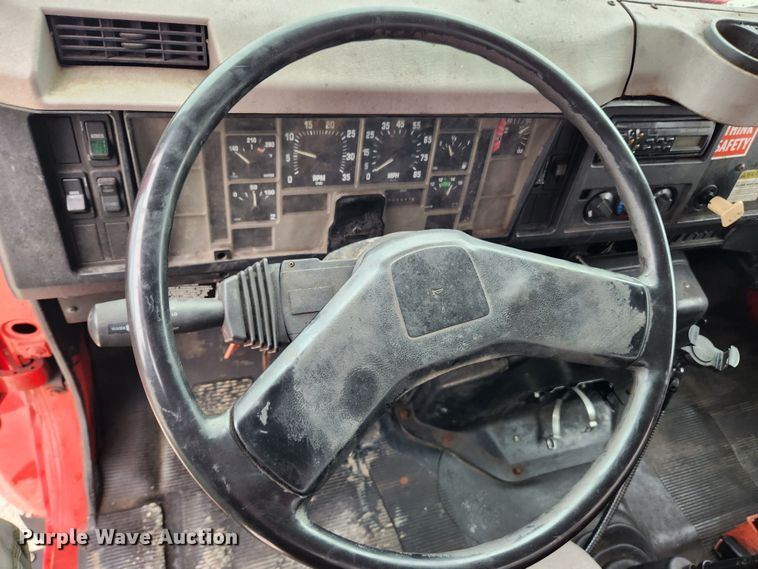 image for item KT9516 2000 International 4900  delivery truck