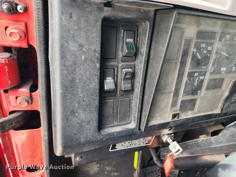 image for item KT9516 2000 International 4900  delivery truck