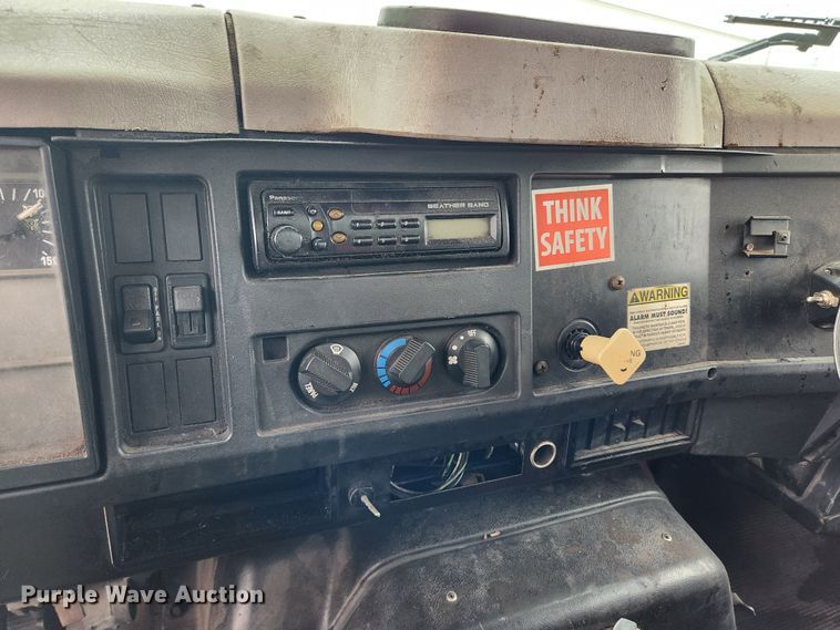 image for item KT9516 2000 International 4900  delivery truck