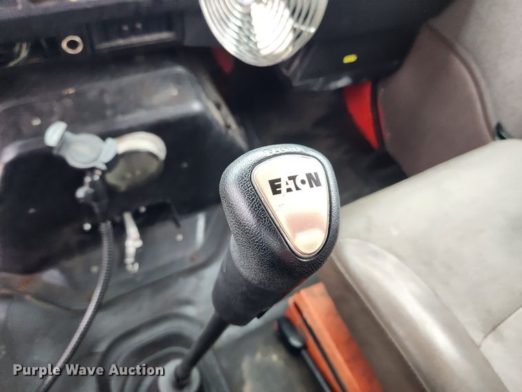 image for item KT9516 2000 International 4900  delivery truck