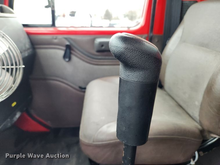 image for item KT9516 2000 International 4900  delivery truck