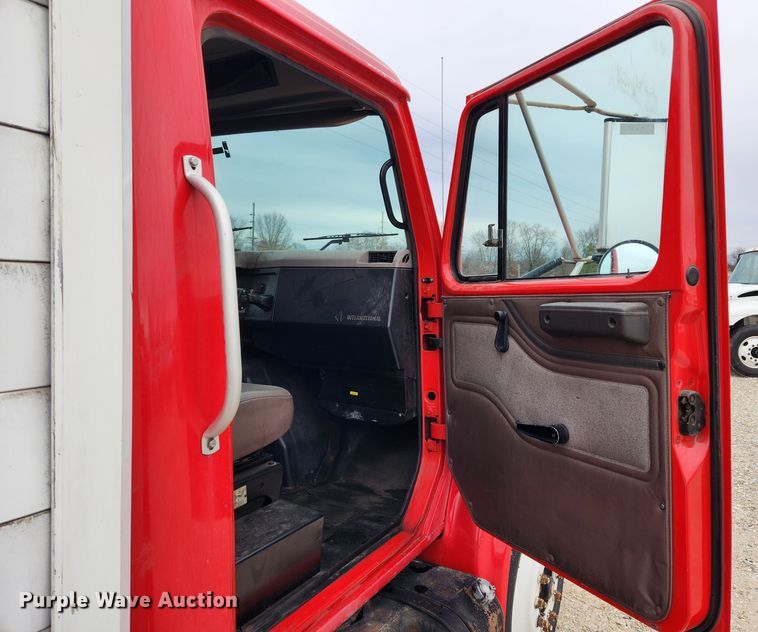 image for item KT9516 2000 International 4900  delivery truck