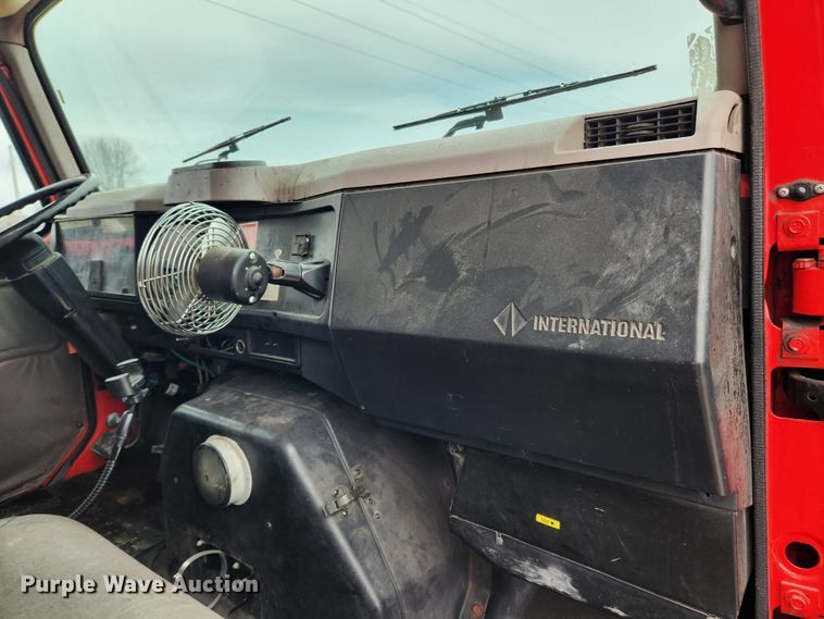 image for item KT9516 2000 International 4900  delivery truck