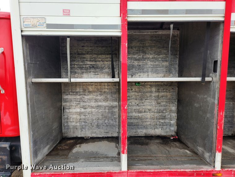 image for item KT9516 2000 International 4900  delivery truck