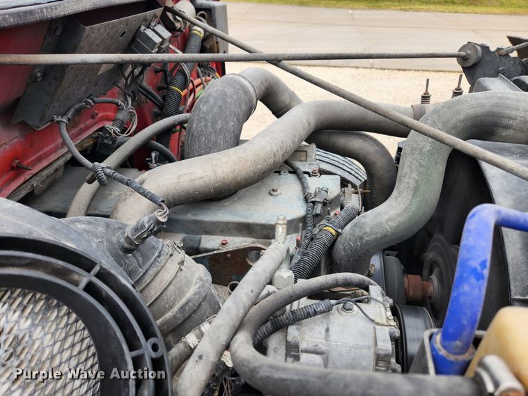 image for item KT9516 2000 International 4900  delivery truck