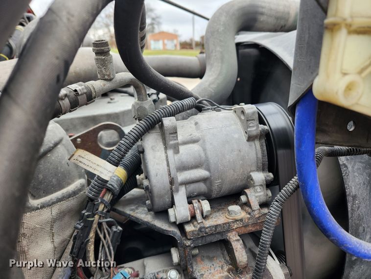 image for item KT9516 2000 International 4900  delivery truck