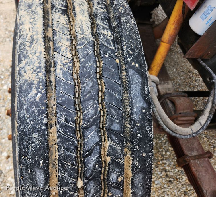 image for item KT9516 2000 International 4900  delivery truck