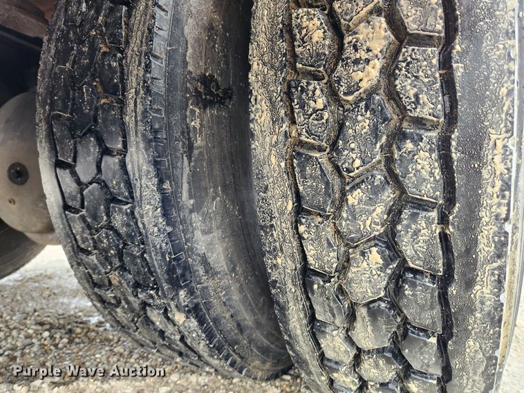 image for item KT9516 2000 International 4900  delivery truck