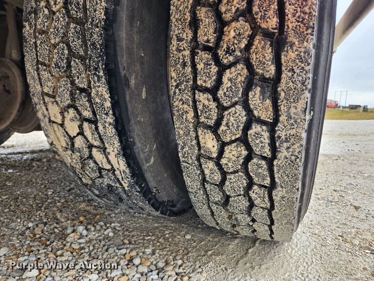 image for item KT9516 2000 International 4900  delivery truck