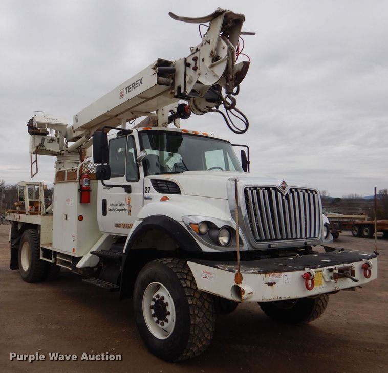 image for item MM9591 2009 International 7400  digger derrick truck