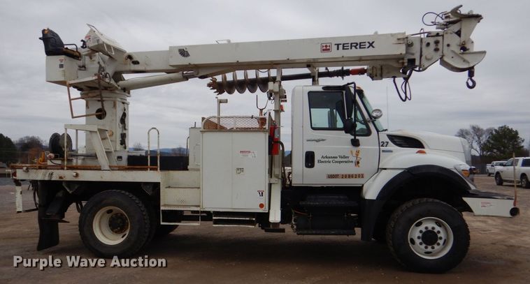 image for item MM9591 2009 International 7400  digger derrick truck