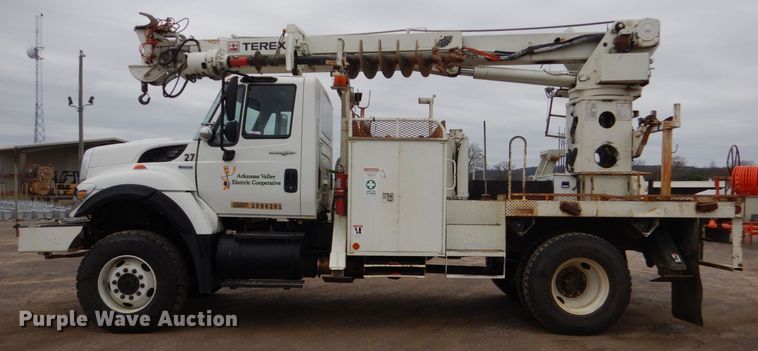 image for item MM9591 2009 International 7400  digger derrick truck