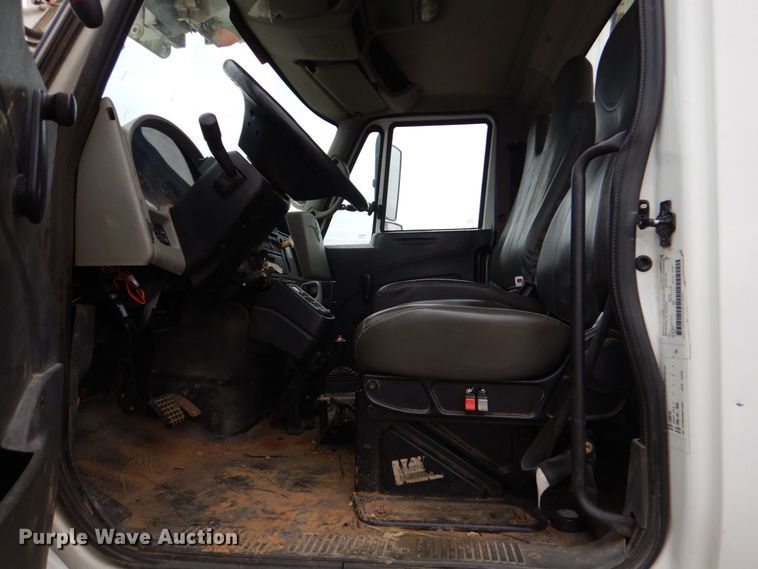 image for item MM9591 2009 International 7400  digger derrick truck