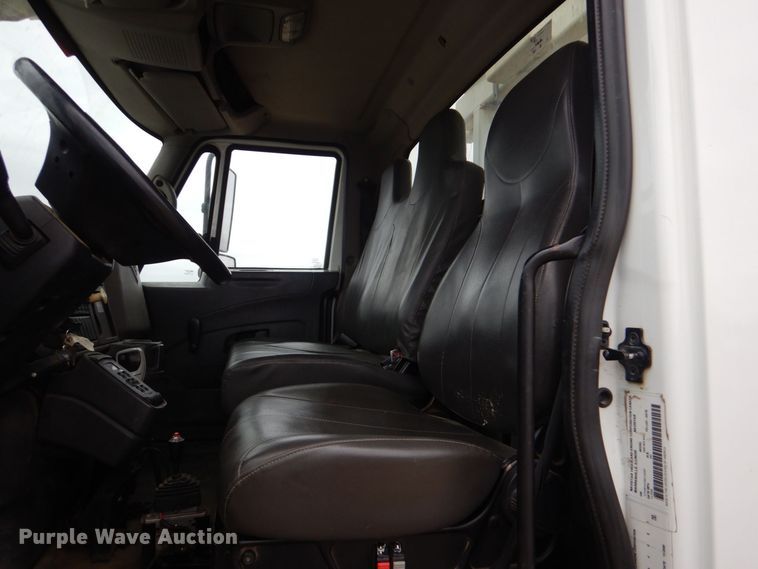 image for item MM9591 2009 International 7400  digger derrick truck