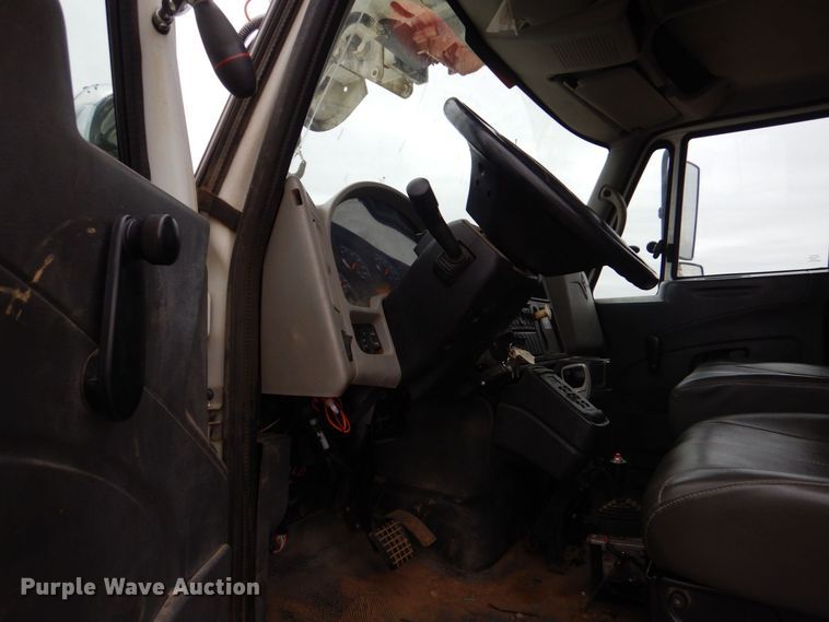 image for item MM9591 2009 International 7400  digger derrick truck