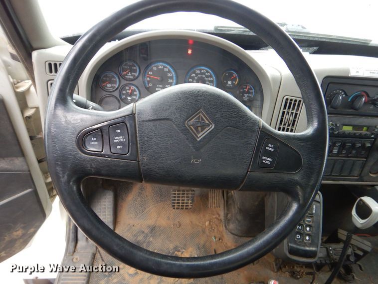 image for item MM9591 2009 International 7400  digger derrick truck