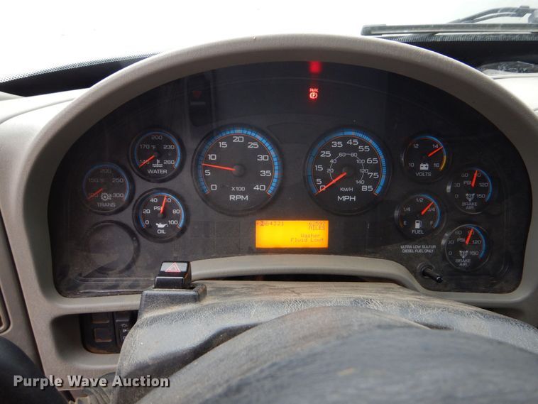 image for item MM9591 2009 International 7400  digger derrick truck