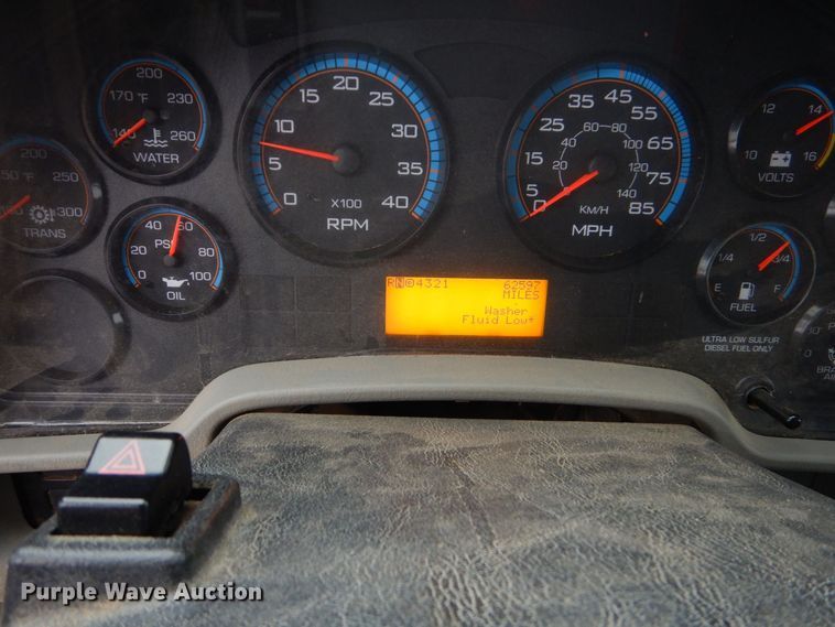 image for item MM9591 2009 International 7400  digger derrick truck