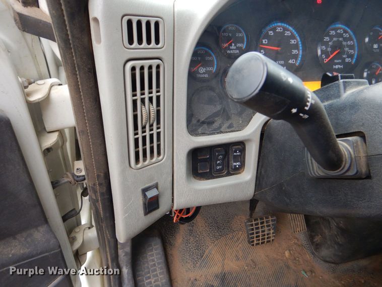 image for item MM9591 2009 International 7400  digger derrick truck