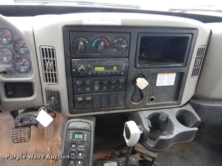 image for item MM9591 2009 International 7400  digger derrick truck