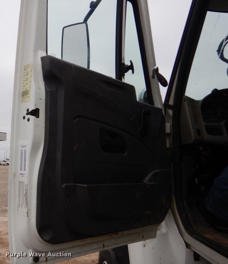 image for item MM9591 2009 International 7400  digger derrick truck