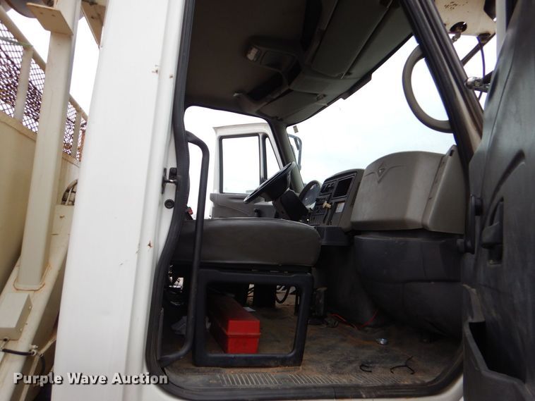 image for item MM9591 2009 International 7400  digger derrick truck