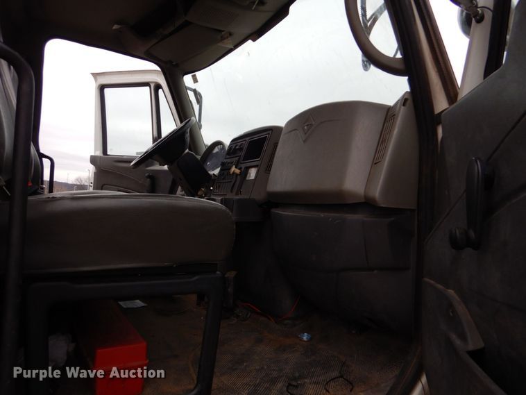 image for item MM9591 2009 International 7400  digger derrick truck