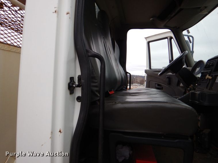 image for item MM9591 2009 International 7400  digger derrick truck