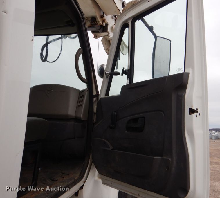 image for item MM9591 2009 International 7400  digger derrick truck