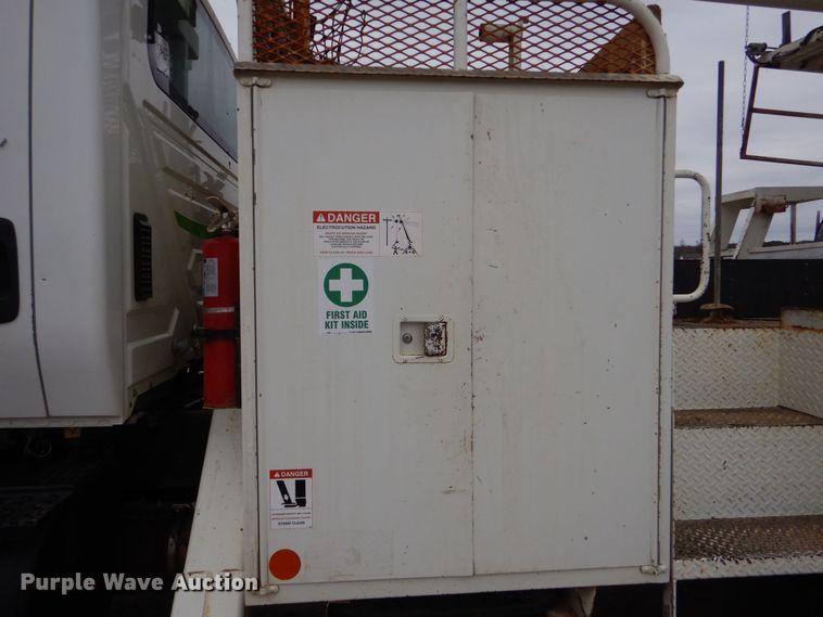 image for item MM9591 2009 International 7400  digger derrick truck