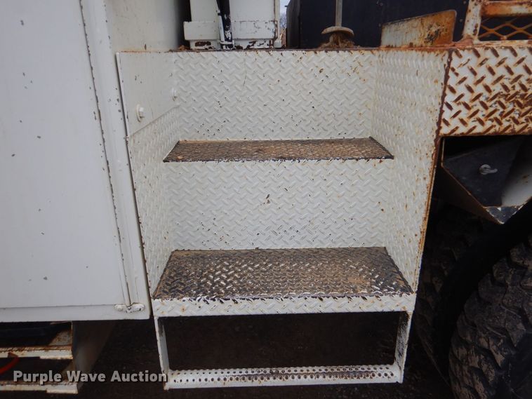 image for item MM9591 2009 International 7400  digger derrick truck