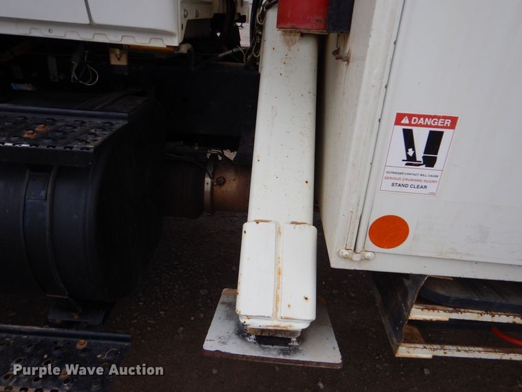 image for item MM9591 2009 International 7400  digger derrick truck