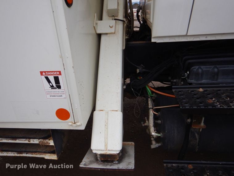 image for item MM9591 2009 International 7400  digger derrick truck