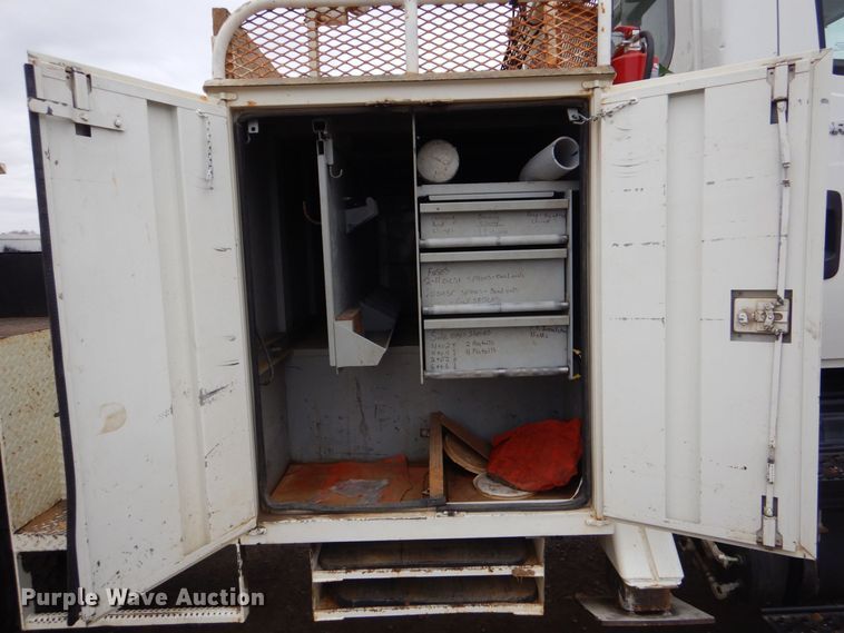 image for item MM9591 2009 International 7400  digger derrick truck