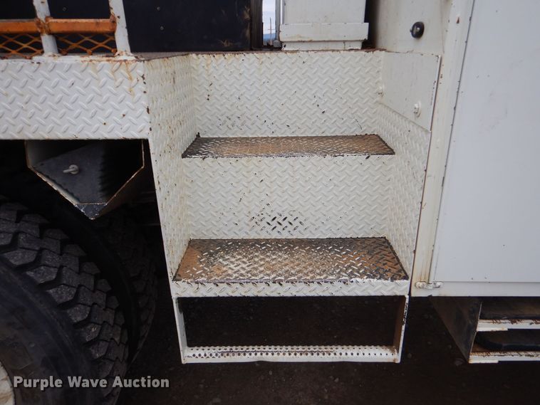 image for item MM9591 2009 International 7400  digger derrick truck