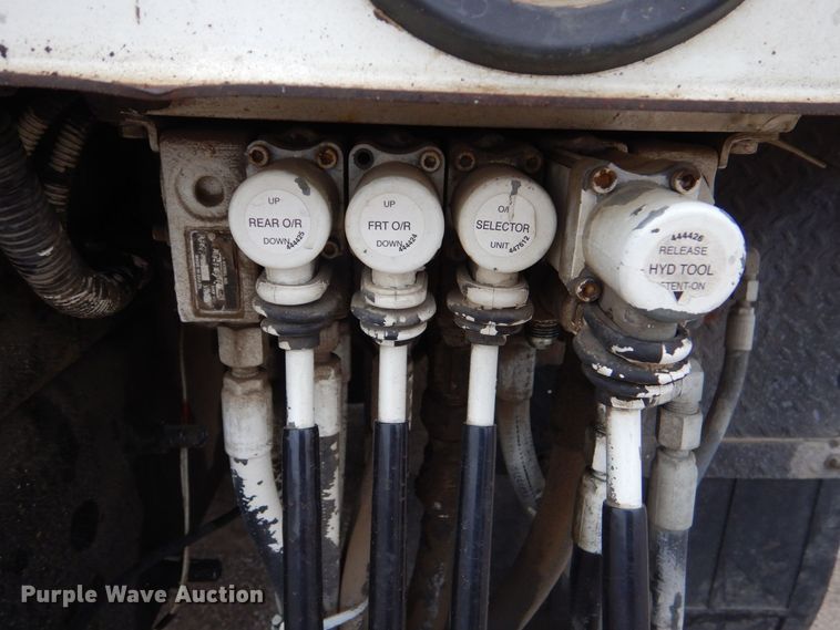 image for item MM9591 2009 International 7400  digger derrick truck