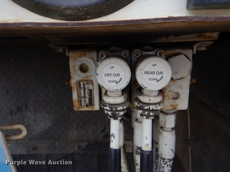 image for item MM9591 2009 International 7400  digger derrick truck