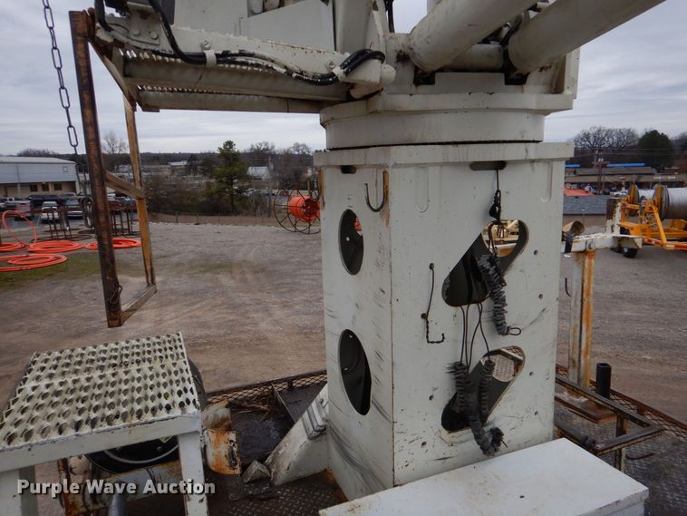 image for item MM9591 2009 International 7400  digger derrick truck