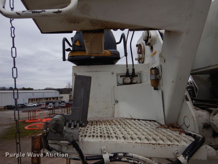 image for item MM9591 2009 International 7400  digger derrick truck