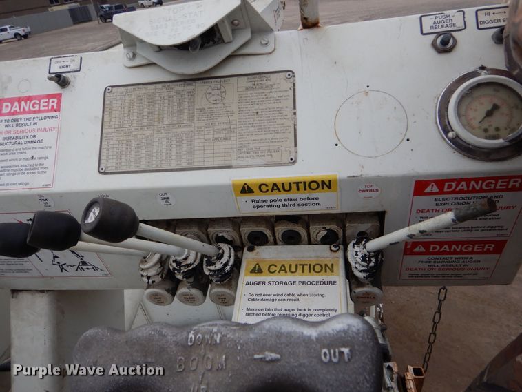 image for item MM9591 2009 International 7400  digger derrick truck