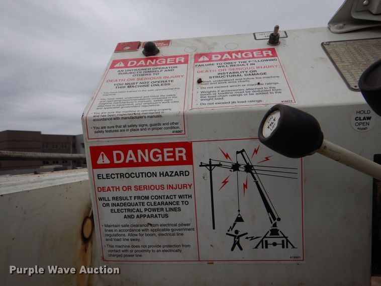 image for item MM9591 2009 International 7400  digger derrick truck