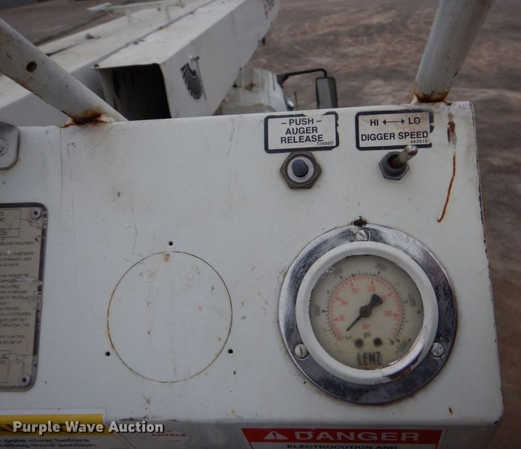 image for item MM9591 2009 International 7400  digger derrick truck