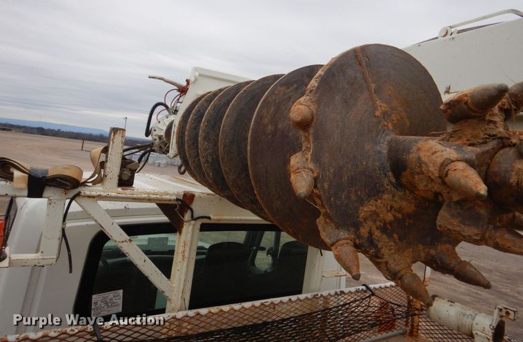 image for item MM9591 2009 International 7400  digger derrick truck